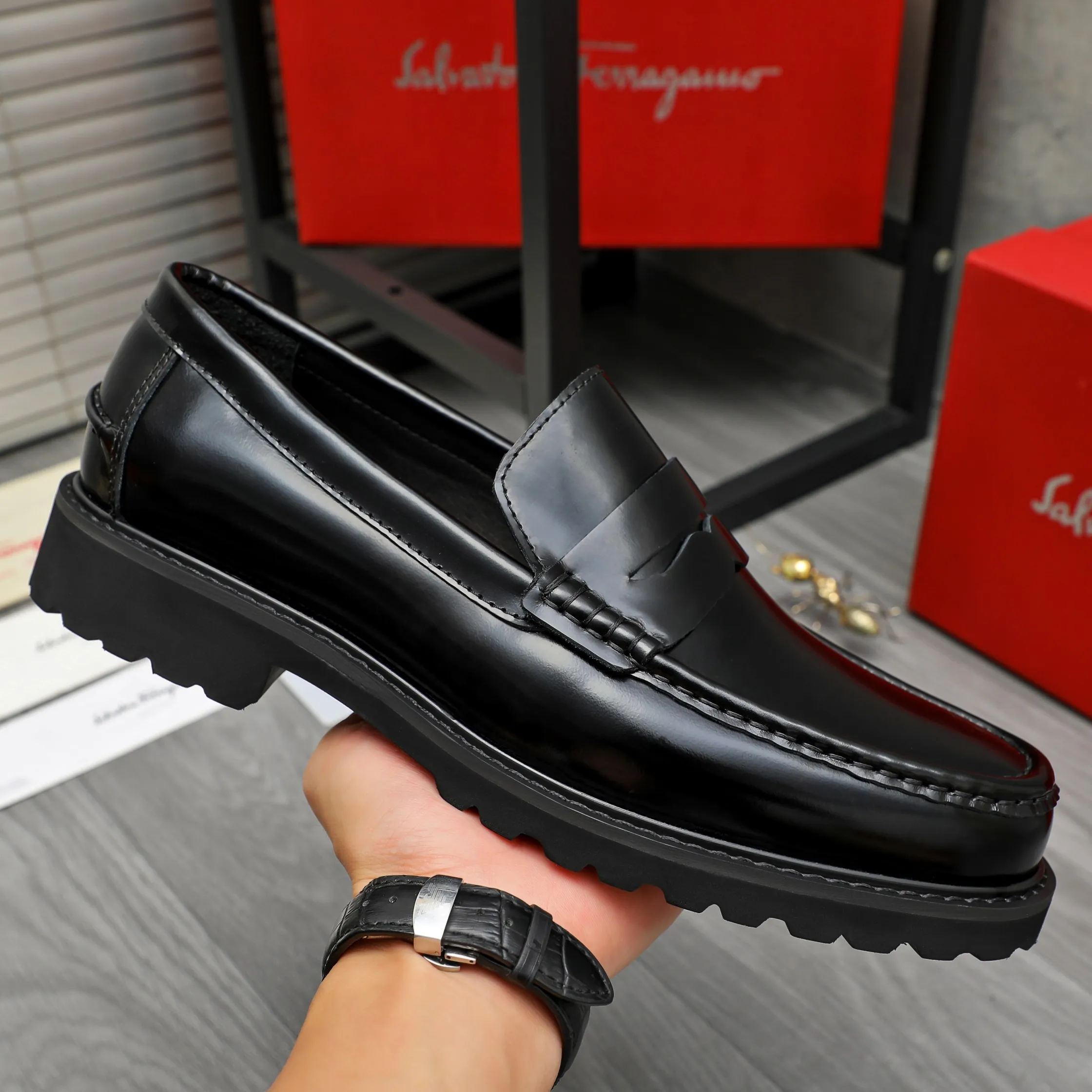 Men's shoes 💰442 Product trademark: Ferragamo "Ferragamo" business formal leather shoes Regular size: 38-46 (45.46 custom-made and non-returnable) Product materials: Selected pearlescent cowhide upper, cowhide lining, non-slip rubber outsole